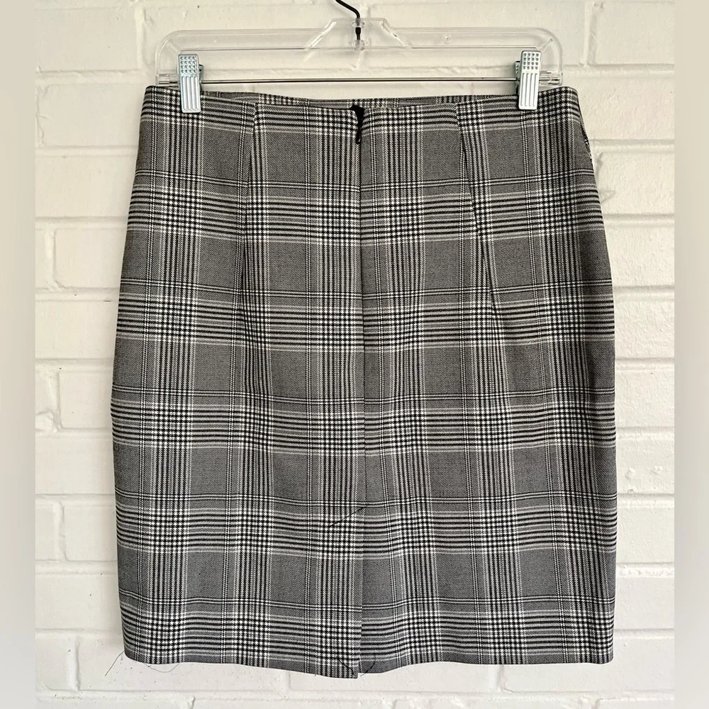 H&M Black and White Plaid Mini Skirt with Buttons Zip-Up SZ 8 - Picture 3 of 4